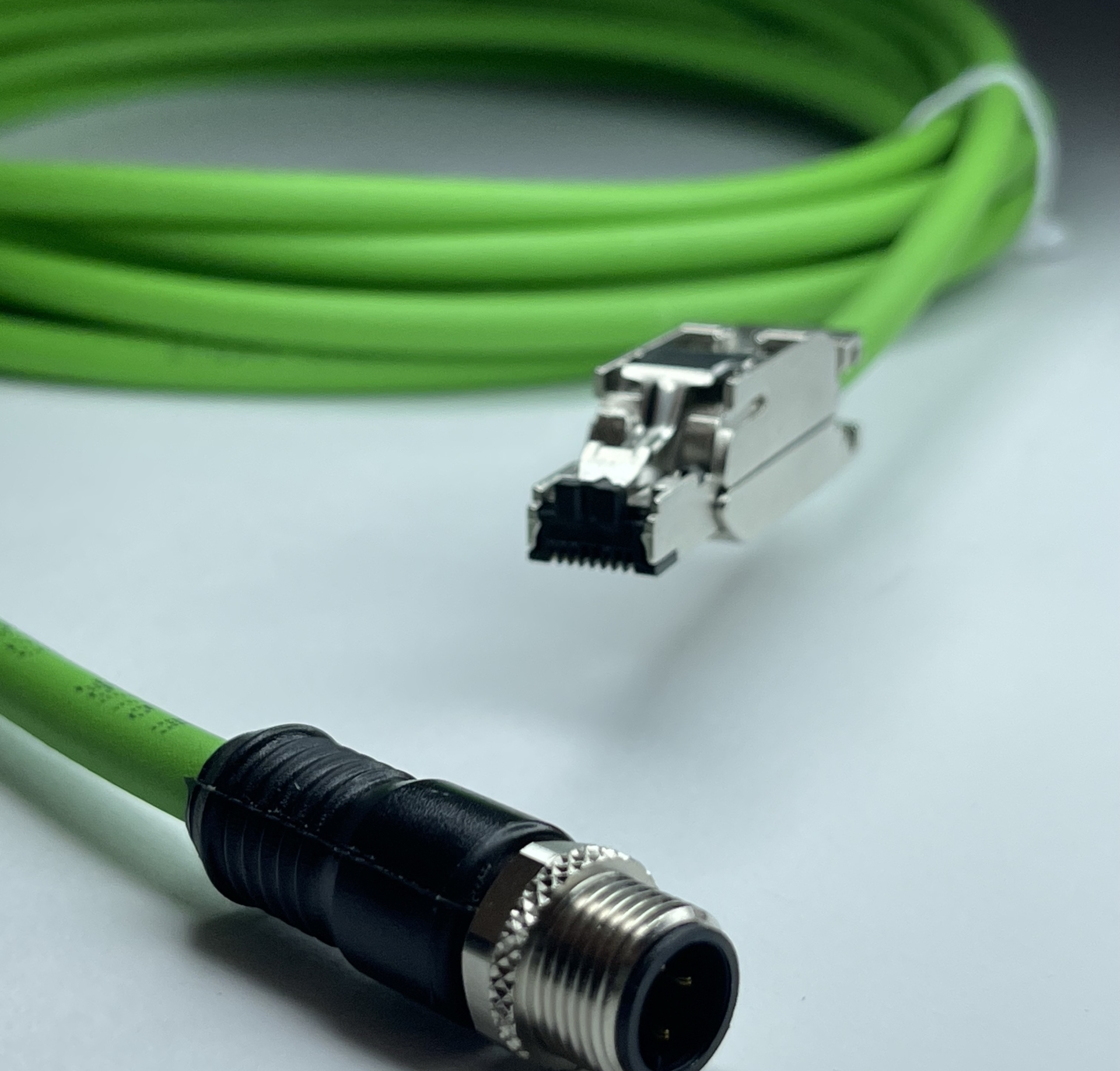 cavo-ethernet-connettore-m12-rete-segnale-posa-mobile